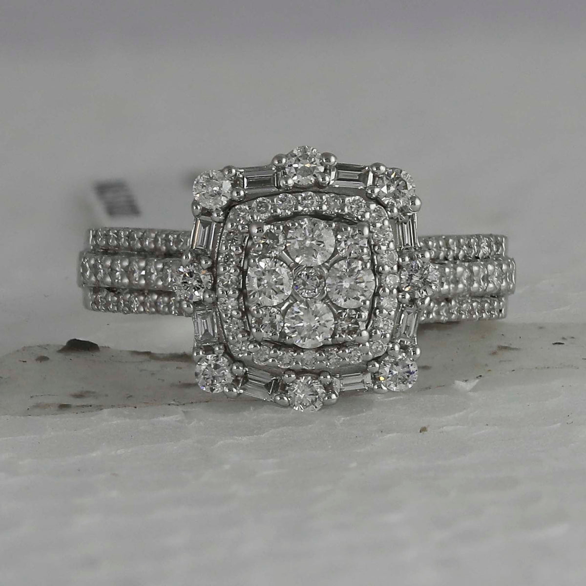 14kt White Gold Mesmerizing Diamond Cluster Ring - Captivating Brilliance and Elegance - Splendid Jewellery
