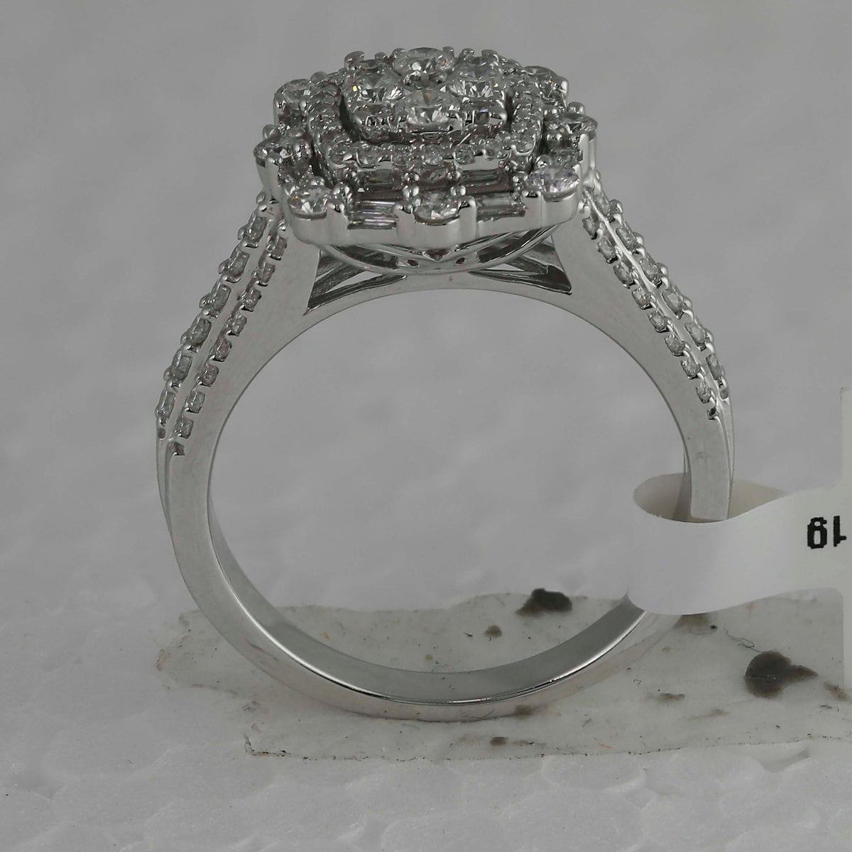 14kt White Gold Mesmerizing Diamond Cluster Ring - Captivating Brilliance and Elegance - Splendid Jewellery