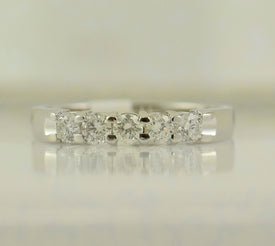 Eternal Brilliance: 14kt White Gold Womens Round Diamond 5-stone Wedding Band - Front View