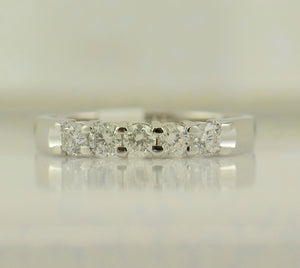 Eternal Brilliance: 14kt White Gold Womens Round Diamond 5 - stone Wedding Band - Splendid Jewellery