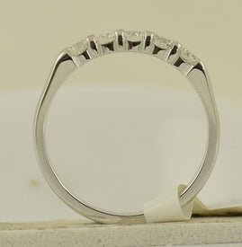 Eternal Brilliance: 14kt White Gold Womens Round Diamond 5-stone Wedding Band - Top View