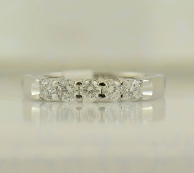Eternal Brilliance: 14kt White Gold Womens Round Diamond 5 - stone Wedding Band - Splendid Jewellery