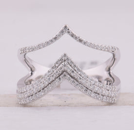 Radiant Elegance: 10kt White Gold Diamond Chevron Band Ring Front view from the 10Kt White Gold Womens Round Diamond Chevron Band Ring 3 8 Cttwpin284189 collection by Splendid Jewellery