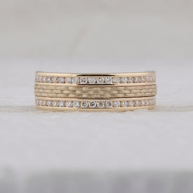 Radiant Elegance: 14kt Yellow Gold Mens Round Diamond Wedding Band Ring 1/2 Cttw - Front View