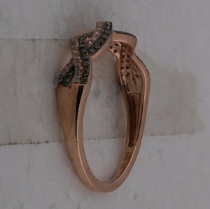 Twist of Elegance: 10kt Rose Gold Brown Diamond Twist Band Ring - Splendid Jewellery